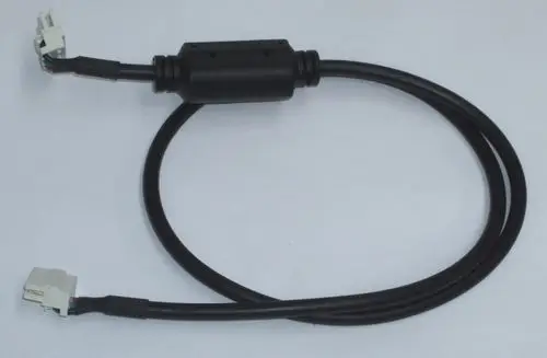 Kabel mit zwei Steckverbindern, verbunden durch einen schwarzen Schlauch. Geeignet für Daikin-Produkte, möglicherweise zur Steuerung einer Ölpumpe.